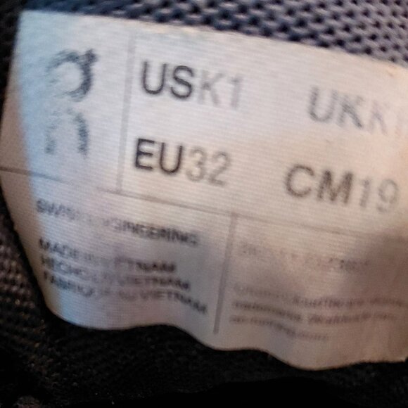 On Cloud Play Running Shoes Sneakers Kids Youth Size 1 - Picture 7 of 7